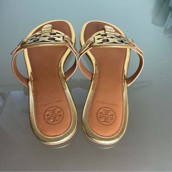 TORY BURCH Metal Miller Thong Flip Flop Gold Tan Sandals \\ 7 - Picture 6 of 8